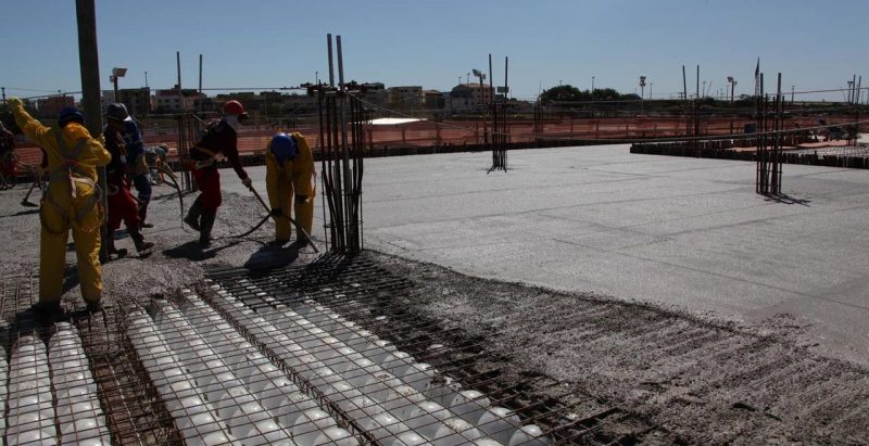 Sistema é preenchido com as esferas plástica e depois cobertas com cimento