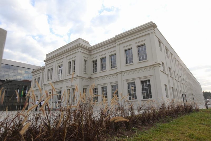 Antiga fachada foi restaurada para o Centro Judiciário de Curitiba