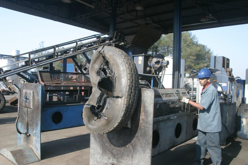 Aço retirado dos pneus antes do processo de trituração