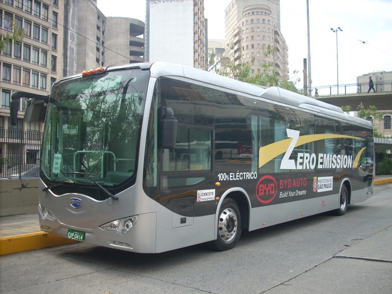 Ônibus elétrico da BYD não emitem poluentes e tem baixo custo de manutenção. 