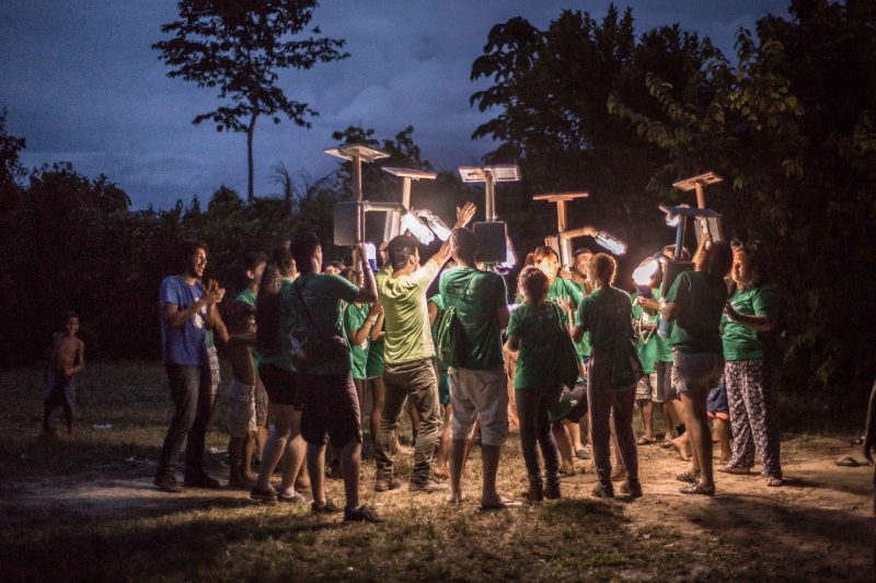 Organização leva luz solar à comunidades carentes