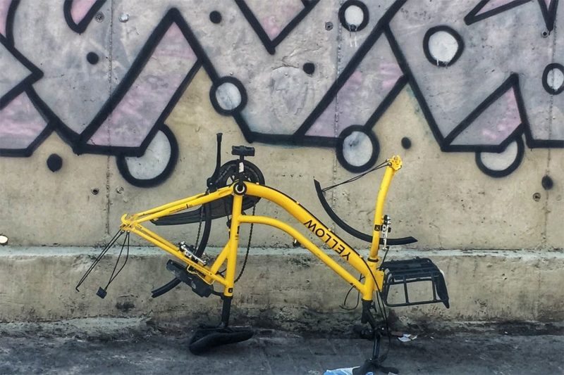 Bicicleta Yellow sem as rodas e virada de ponta cabeça