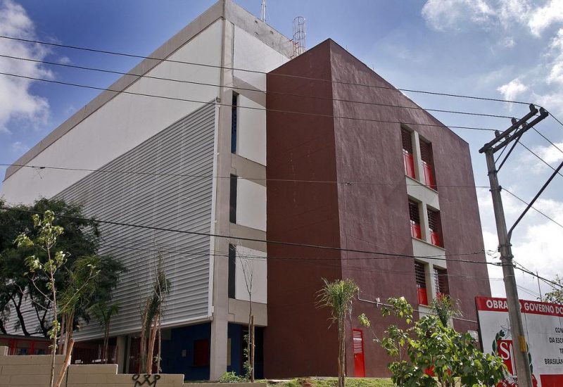 fachada escola pública Ilha da Juventude