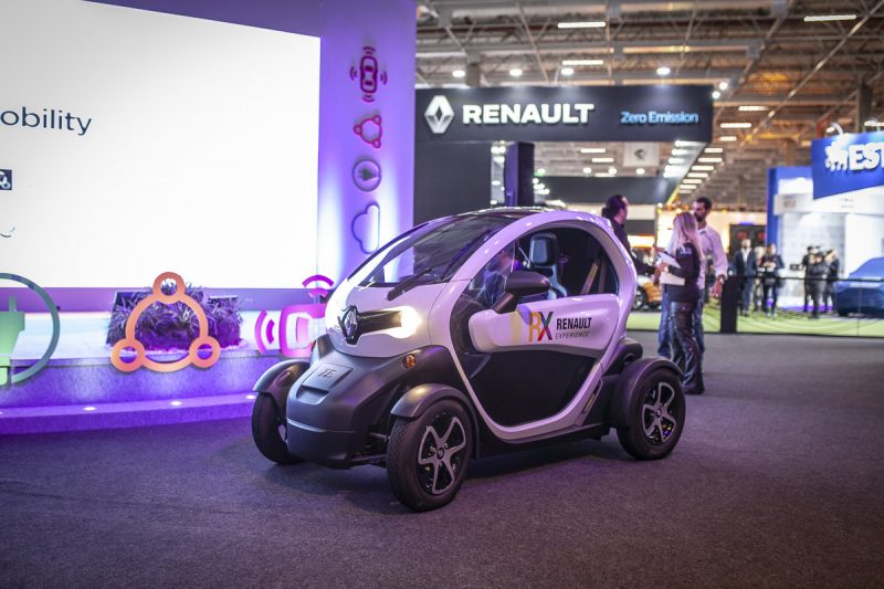 test drive de veículo elétrico no salão do automóvel