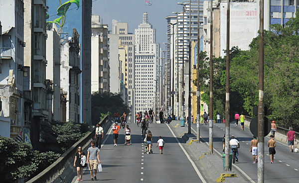 pedestres no minhocão