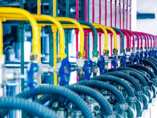 Escarfagem industrial ganha eficiência com mangueiras de borracha resistentes