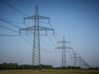 Setor elétrico busca equilibrar oferta solar e pico de carga